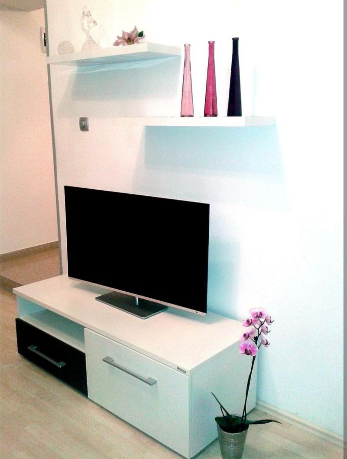 Apartment Ory Near The City Center With Free Parking Pula Exterior photo